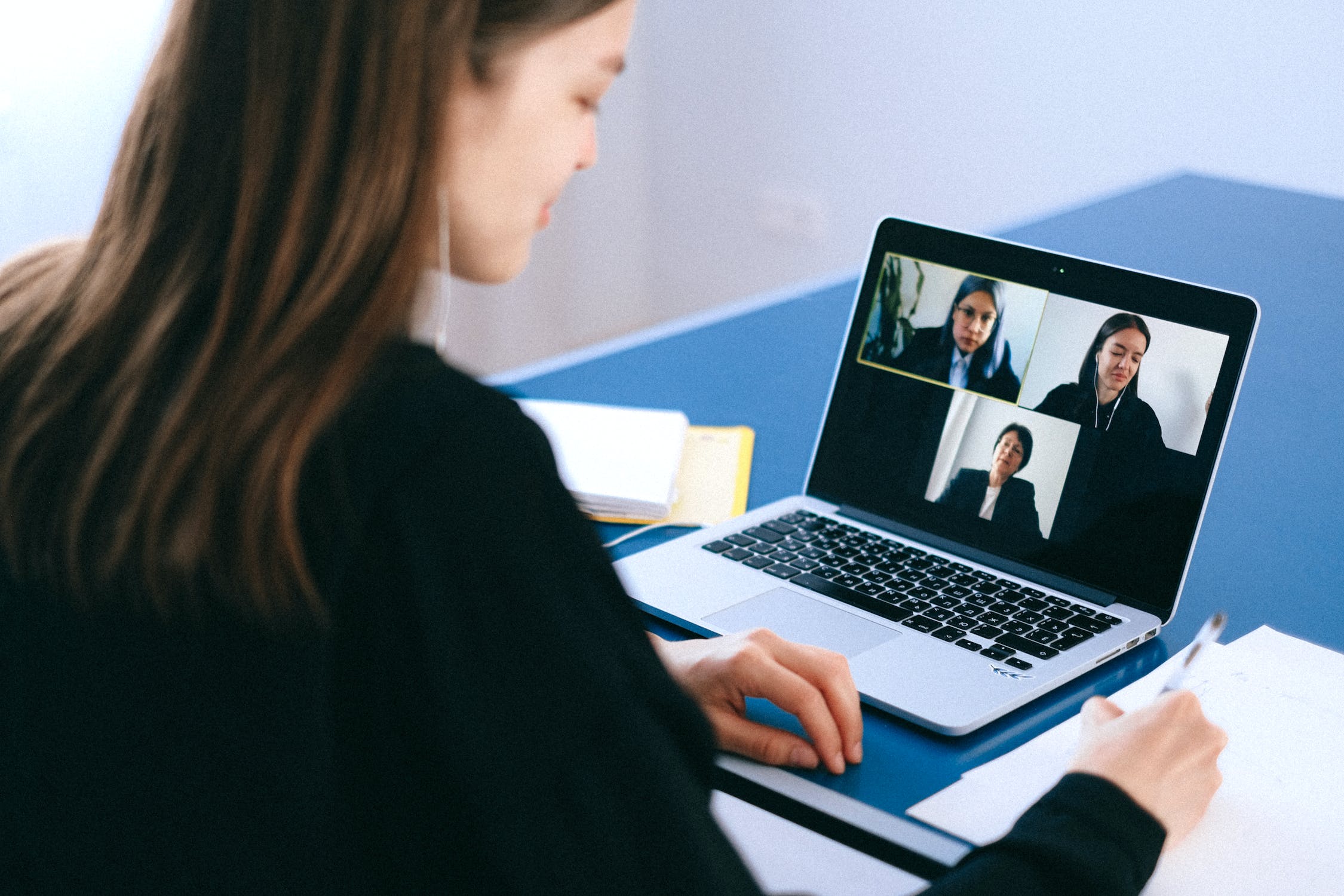 Obrázek k článku: Radíme se přes Skype, smlouvy podepisujeme tužkou